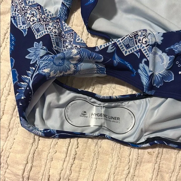 NWT Cupshe Blue and White Floral Bikini Set - Picture 10 of 12